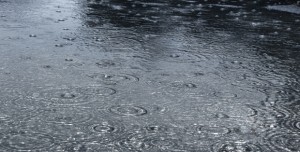 Un chapeau de pluie pour protéger votre fille des intempéries de cet automne