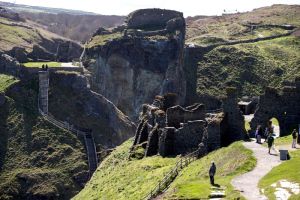 Une ancienne pierre gravée a été découverte à Tintagel