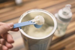 Des boîtes de lait infantile de Nestlé, rappelées